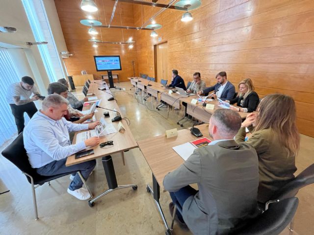 El jurado analiza las propuestas de los muralistas para ´vestir´ de murcianismo los muros del Enrique Roca