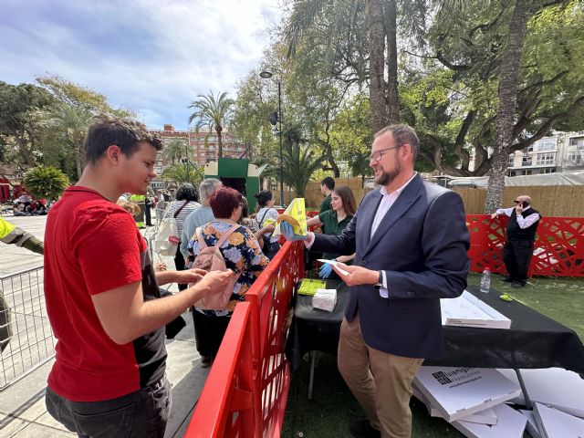Éxito del reparto de pasteles de carne en la Plaza Circular
