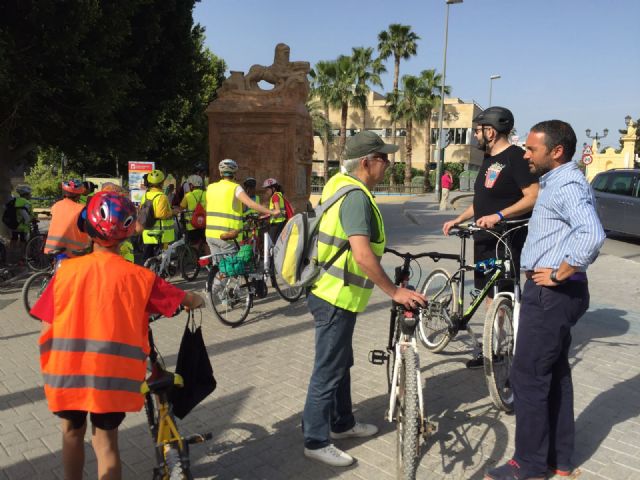 Los alumnos de primaria del CEIP Pintor Pedro Flores de Puente Tocinos recorren la mota del Segura en bicicleta y visitan los Molinos del Río