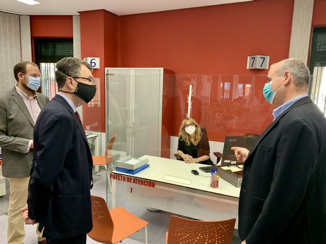 El Consistorio garantiza una atención al público segura con la instalación de mamparas protectoras en sus servicios