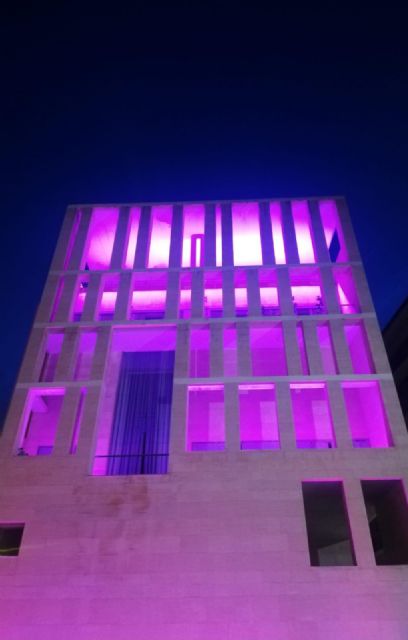 Murcia se ilumina de fucsia por el Día internacional de la Matrona