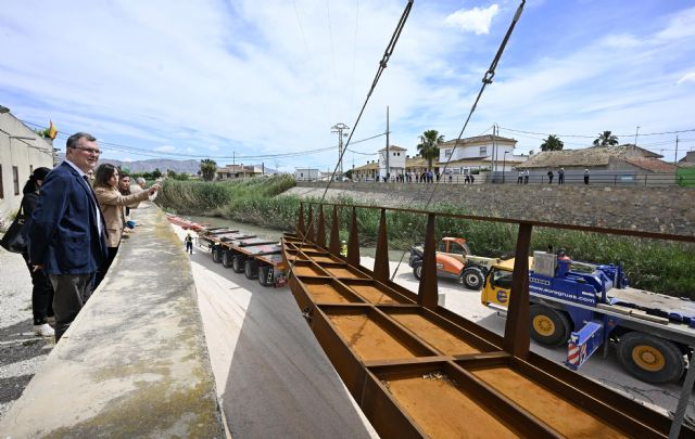 El puente de El Raal avanza con el izado de sus cerchas principales