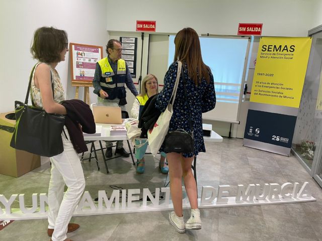 El equipo del SEMAS da a conocer el servicio de emergencia social del Ayuntamiento de Murcia en un congreso celebrado en Ciudad Real