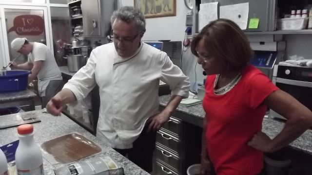 La directora general de Comercio y Protecci ón del Consumidor, Francisca Cabrera, visita la confitería La Gloria