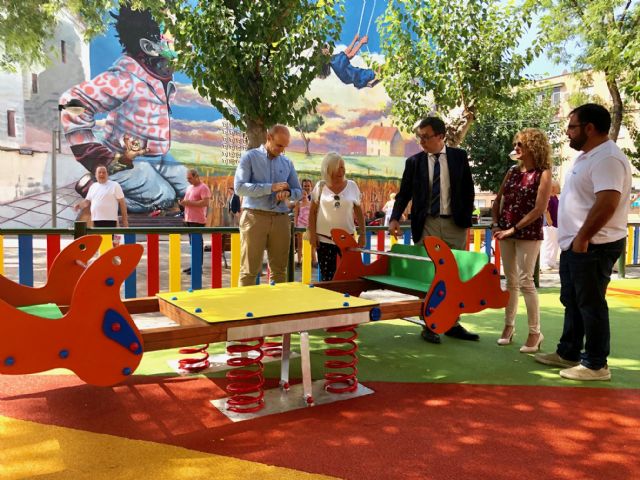 El Ayuntamiento recupera el parque de Santa Rosa, un espacio de ocio familiar que luce renovado con sombraje natural y juegos infantiles