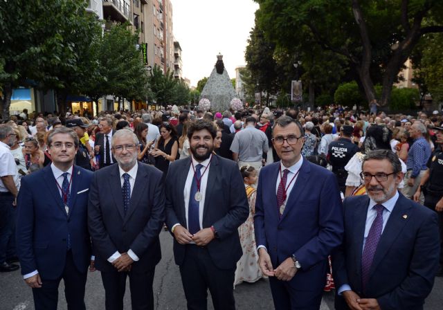López Miras acompaña a la Virgen de la Fuensanta a su llegada a Murcia