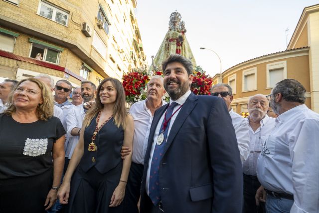 López Miras recibe a la Virgen de la Fuensanta en Murcia, “en una de las tardes más especiales” de la ciudad, con un recuerdo para José Ballesta