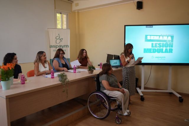 La consejera de Política Social destaca el apoyo del Gobierno regional a las personas con lesión medular para mejorar su calidad de vida y su autonomía personal