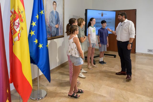 López Miras recibe a los alumnos premiados por acercar la historia del Palacio de San Esteban a los murcianos