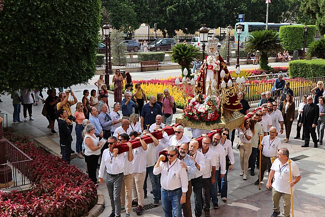 El obispo y los trabajadores de la Iglesia diocesana reciben a la Virgen de la Fuensanta en el Palacio Episcopal