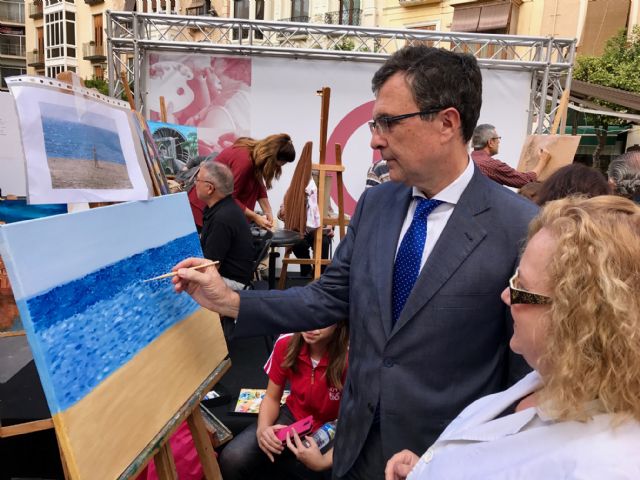 Cultura, artesanía, gastronomía y artes plásticas ocupan durante toda la mañana la Plaza Belluga