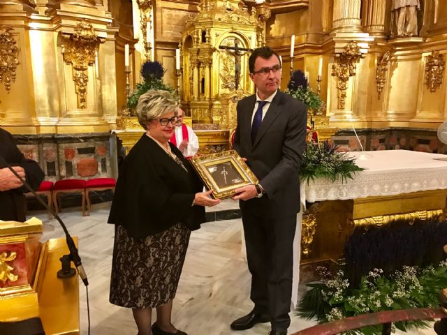 Ballesta recibe la Tizona del Cid concedida por la Hermandad del Cristo de Burgos