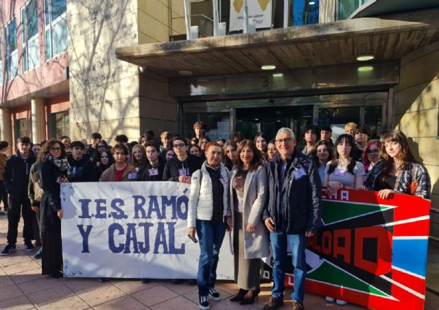 Ana Belén Martínez recibe a los alumnos participantes en la 'Marcha por la Igualdad' del IES Ramón y Cajal