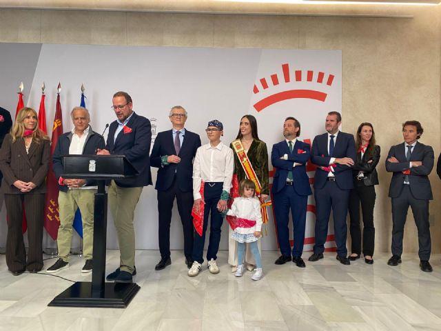 El Ayuntamiento de Murcia y Fundación Aladina invitan a los murcianos a lucir el Pa&ntilde;uelo de la Huerta durante las Fiestas de Primavera