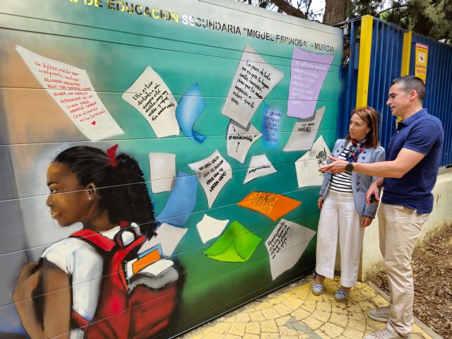 Murcia suma dos nuevos grafitis a sus calles con un mensaje contra el acoso escolar realizado por el artista Pigüo