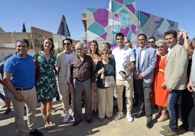 Un mural de 400 metros cuadrados homenajea a Carlos Alcaraz en El Palmar