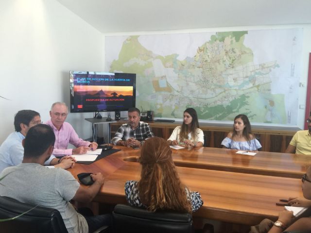 Antonio Navarro Corchón recibe a 12 jóvenes colombianos en el Ayuntamiento de Murcia