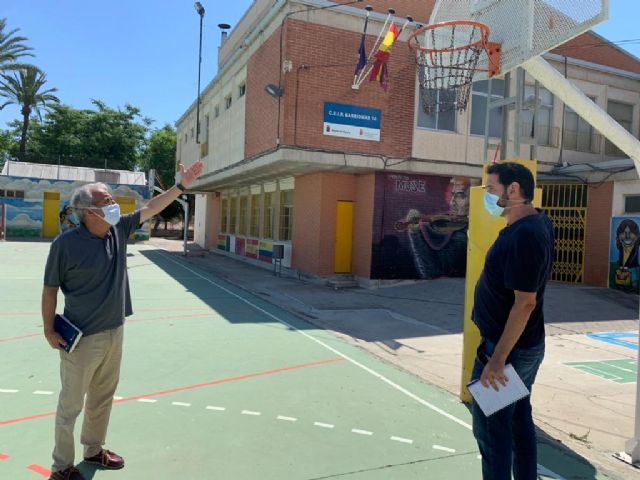 Deportes trabaja en la instalación de una cubierta para una de las pistas polideportivas del colegio Barriomar 74