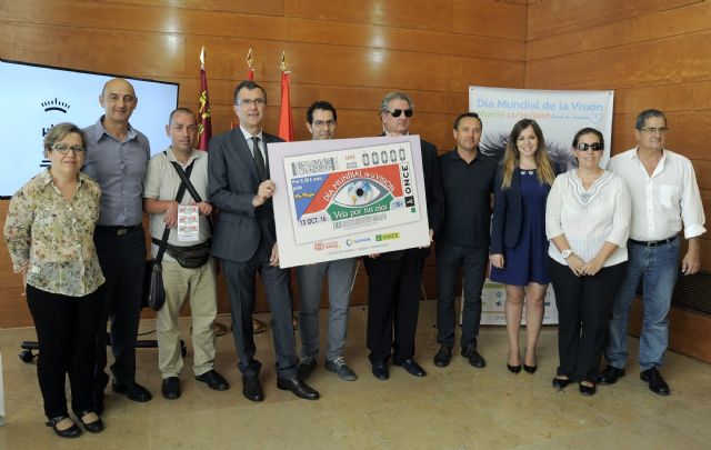 La concienciación sobre el riesgo para los ojos del abuso de móviles y tablets llega a los institutos dentro del Día Mundial de la Visión