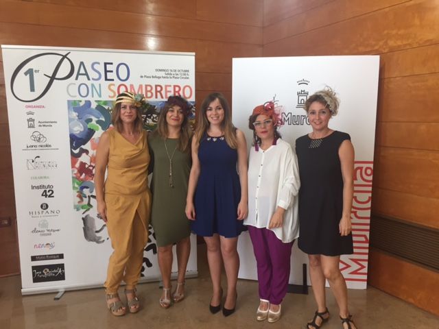 El primer Paseo con Sombrero recorre las calles de Murcia desde Belluga a la Circular
