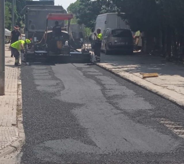 El Ayuntamiento de Murcia impulsa las obras de reposición de asfaltado en las calles Calvario y Mahón, en Espinardo