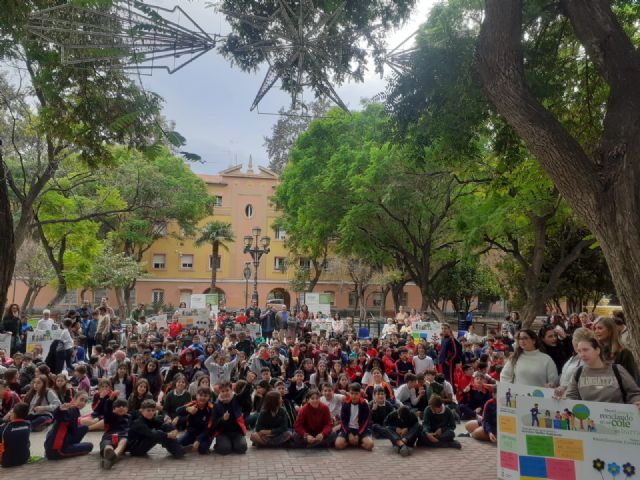 El Proyecto medioambiental 'Reciclando en mi cole y en mi barrio' fomenta la interacción entre generaciones y el intercambio de conocimientos