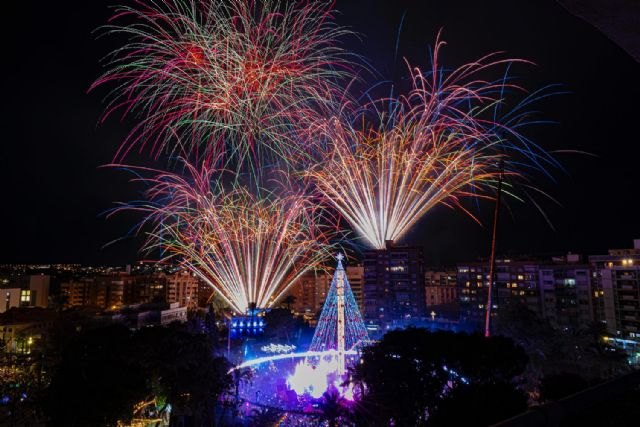 La ilusión de los niños enciende el Gran Árbol de Navidad de Murcia
