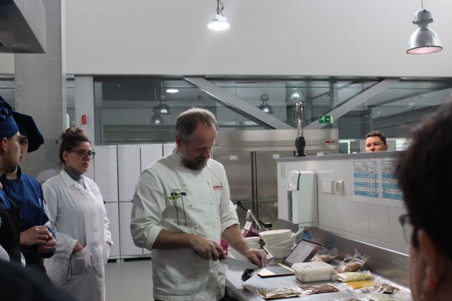 El estrella Michelin Xosé Cannas comparte fogones con los alumnos de Gastronomía de la UCAM