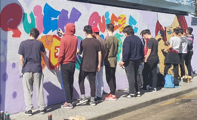 Alumnos del Instituto de Puente Tocinos realizan un grafitti por la igualdad de género y contra la violencia de género