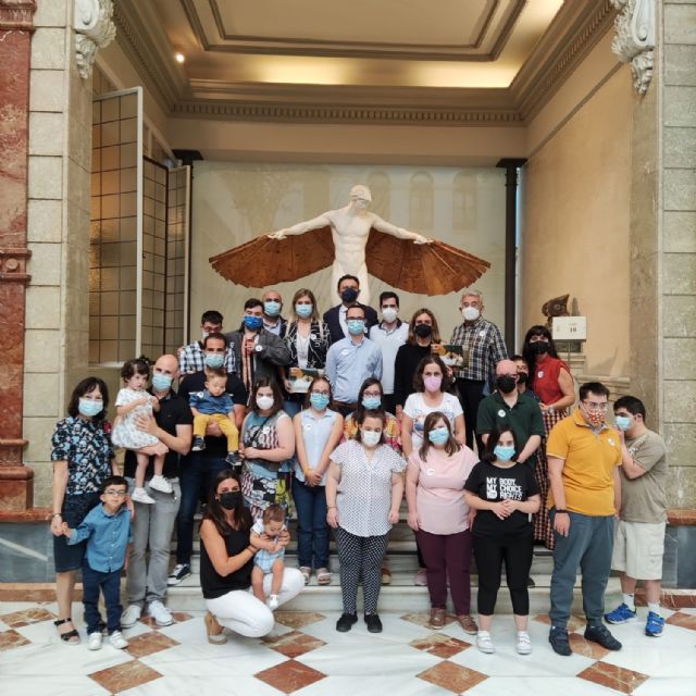 La asociación para personas con síndrome de Down Assido ambienta en la huerta de Murcia su calendario para 2022