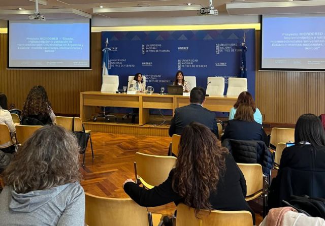 La profesora de Psicología Evolutiva y Educación, Vanesa Valero, comparte en Argentina la experiencia de la Universidad de Murcia en la gestión de microcredenciales