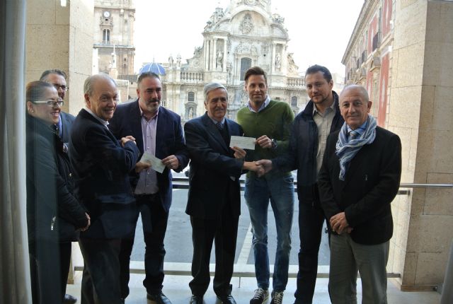 Los trabajadores de Cespa donan 10.000 euros a Cáritas y a Jesús Abandonado