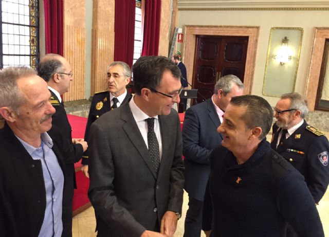 El Ayuntamiento distingue la labor de los bomberos jubilados en el día de su Patrón