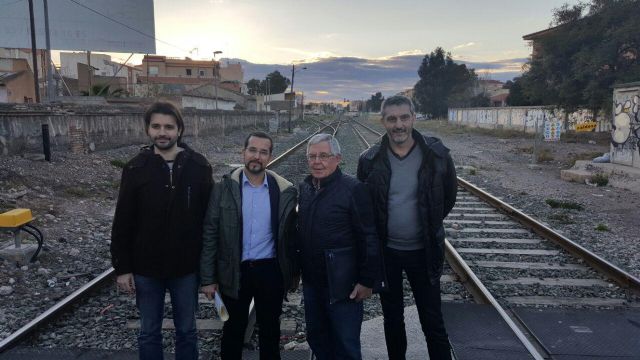 Podemos lleva a los vecinos de Ronda Sur la propuesta presentada en el Congreso para el soterramiento completo del AVE