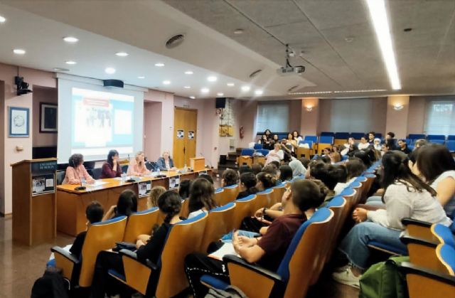 Un centenar de estudiantes de siete centros educativos de la Región obtiene su diploma como alumno mediador