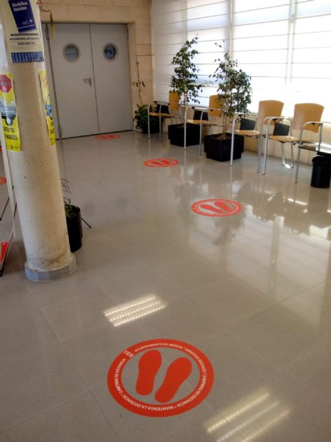 La instalación de 200 mamparas aumenta la seguridad de los usuarios y los trabajadores en los centros de servicios sociales