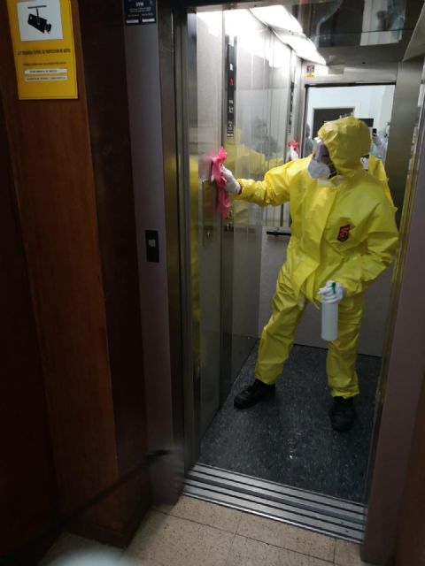 Las labores de desinfección llegan a cada centímetro de los 2.500 metros cuadrados del Centro de Formación e Iniciativas de Empleo de La Fica