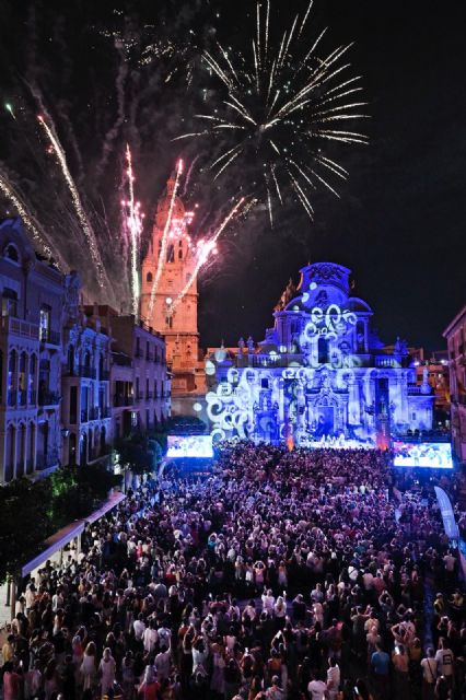 Viva Suecia emociona con un pregón histórico que llena la Plaza de la Catedral en el inicio de la Feria de Murcia 2025