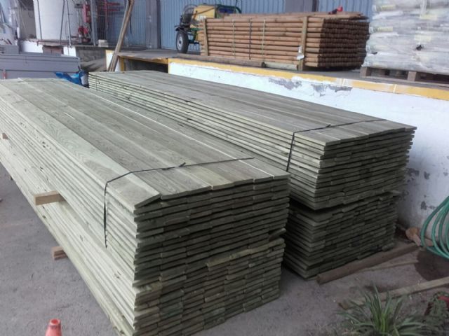 El Ayuntamiento renueva las 1.100 tablas de madera y los sistemas de sujeción de las pérgolas de Santa Isabel