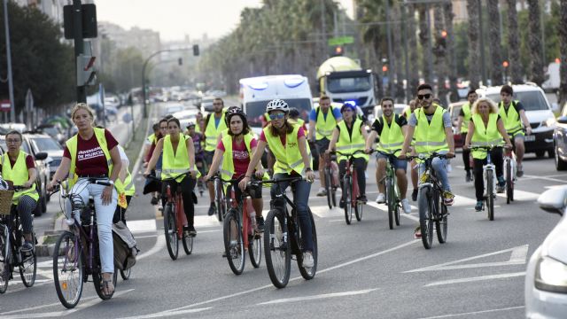 Doscientas personas participan en la subida en bicicleta al Campus de Espinardo de la Universidad de Murcia
