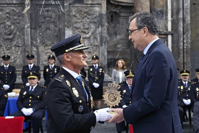 La Policía Nacional entrega un obsequio a la ciudad de Murcia por el 1.200 aniversario de su fundación