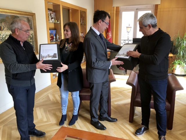 José Ballesta recibe el proyecto definitivo para la puesta en uso de la Cárcel Vieja