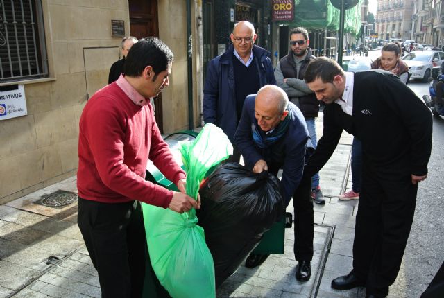 Los establecimientos hosteleros de la Plaza de las Flores y alrededores estrenan un innovador servicio de recogida de residuos