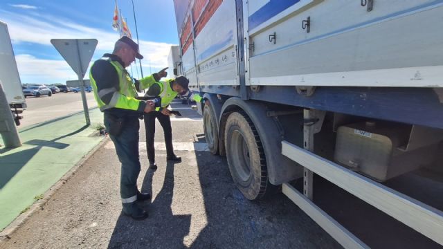 Tráfico controlará más de 1.000 camiones y autobuses esta semana para garantizar la seguridad en el transporte de mercancías y personas en la Región de Murcia
