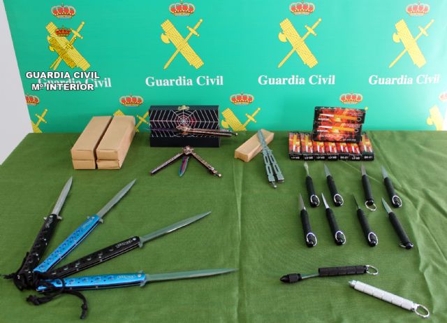 La Guardia Civil ha incautado en un domicilio de Murcia una veintena de armas blancas prohibidas