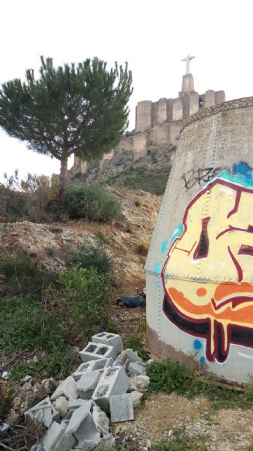 Huermur exige al ayuntamiento que adecente el entorno más próximo al castillo de Monteagudo