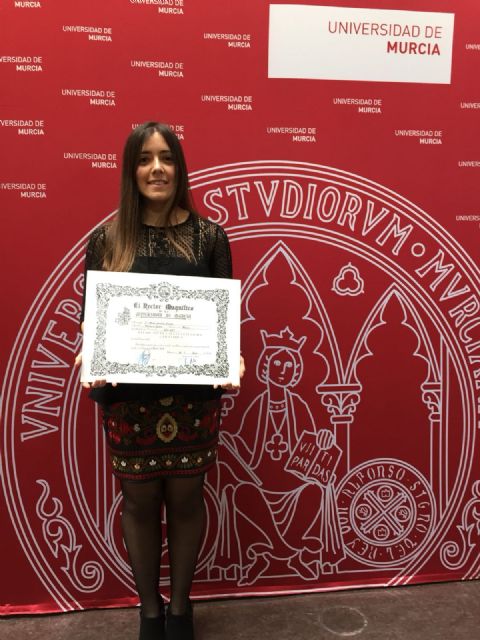 Una graduada en Bioquímica por la UMU, número uno en el examen nacional de Químico Interno Residente (QIR)