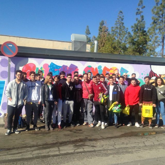Alumnos del IES Aljada plasman en un grafiti las conclusiones del taller 'El Amor Nos Sienta Bien'