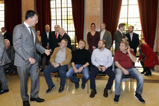 El Ayuntamiento de Murcia homenajea la labor de los bomberos jubilados, con motivo de las fiestas de su Patrón
