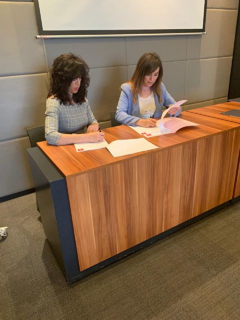 El Ayuntamiento y Ashomur firman el convenio para mejorar la señalización de los establecimientos hoteleros
